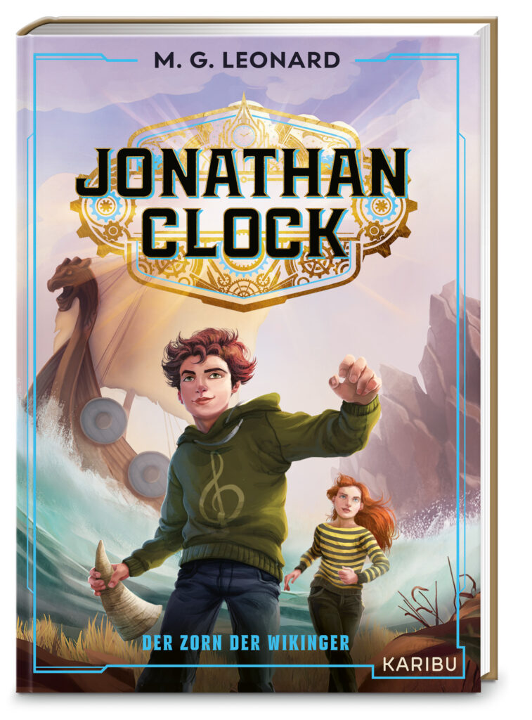 Buchcover „Jonathan Clock: Der Zorn der Wikinger" von M. G. Leonard – Junge hält Horn, Mädchen hinter ihm, Wikingerschiff im Meer.