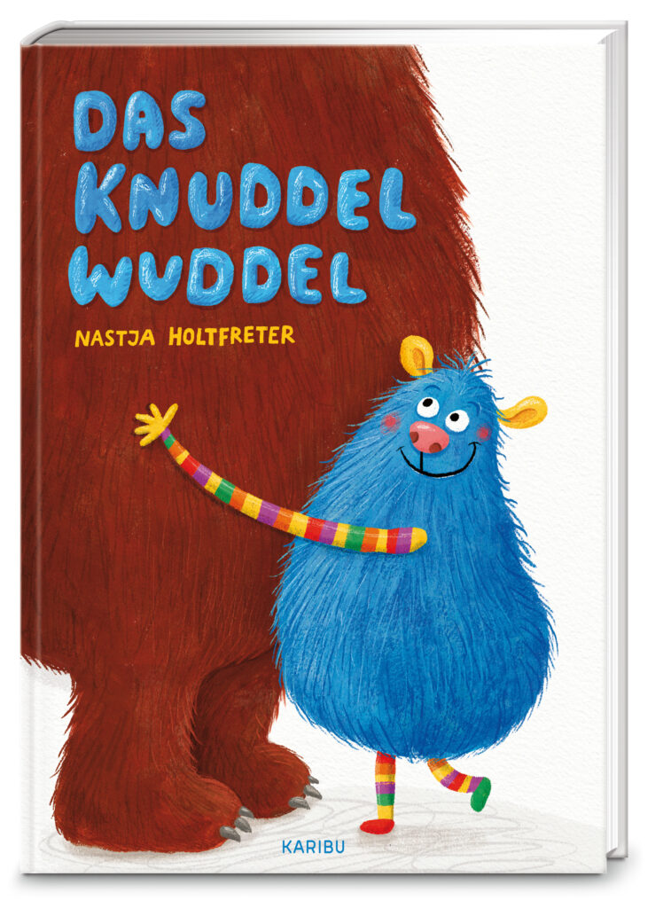 Buchcover „Das Knuddelwuddel" von Nastja Holtfreter – Blaues Wesen mit bunten Armen und Beinen kuschelt an Braunbär